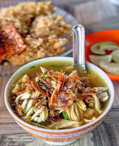 Kuliner khas Kudus seperti soto dan lentog